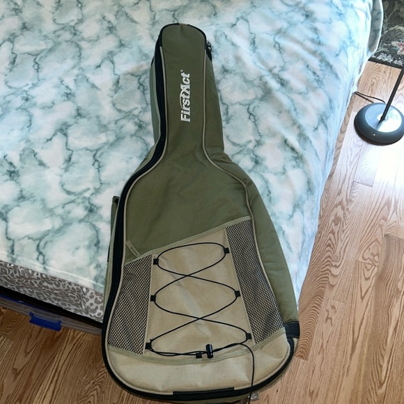 Guitar Case - Picture 1 of 1
